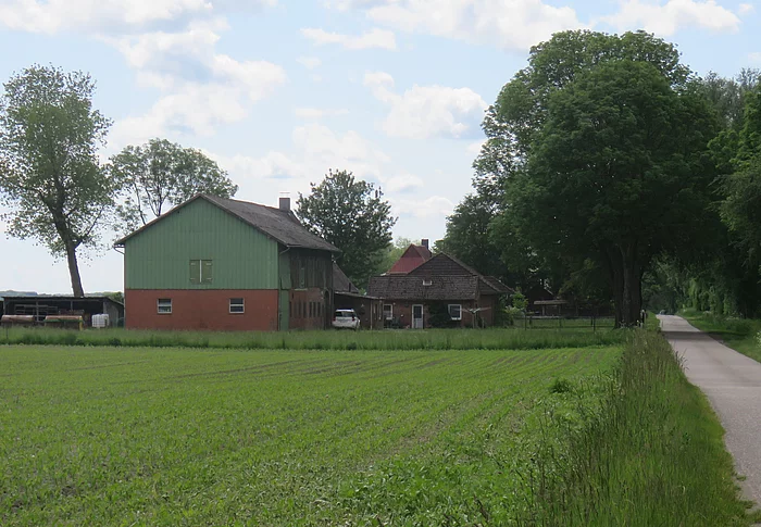 Landwirtschaftlicher Betrieb an einem einsamen Feldweg
