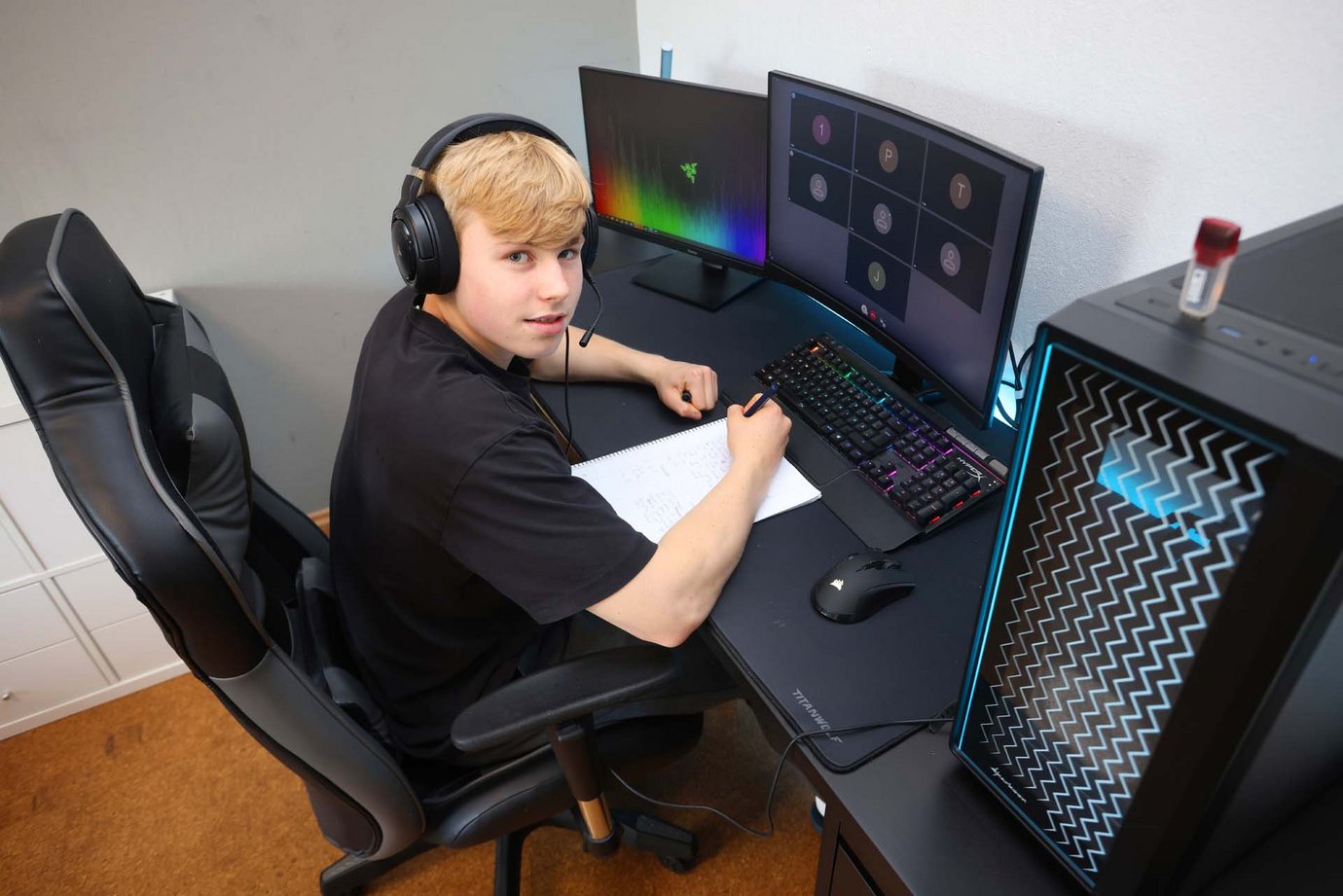 Junge am Schreibtisch beim Homeschooling am PC