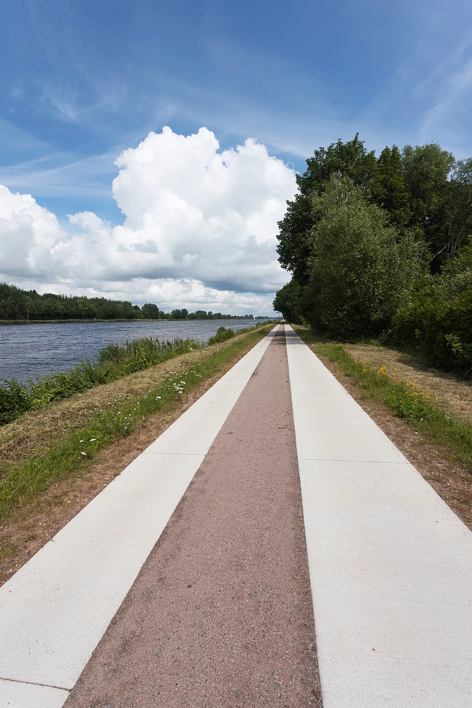 Weg am Ufer des Nord-Ostsee-Kanal Weg am Ufer des Nord-Ostsee-Kanal