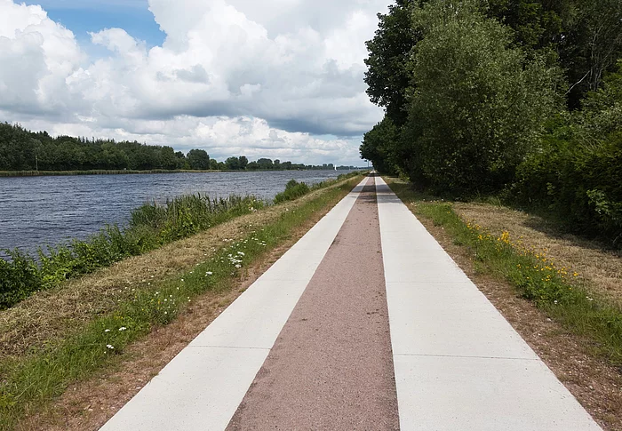 Weg am Ufer des Nord-Ostsee-Kanal