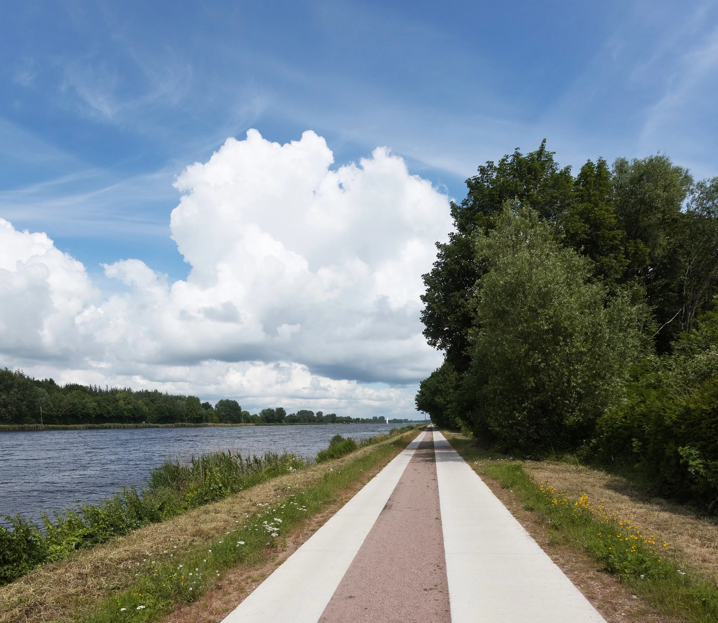 Weg am Ufer des Nord-Ostsee-Kanal