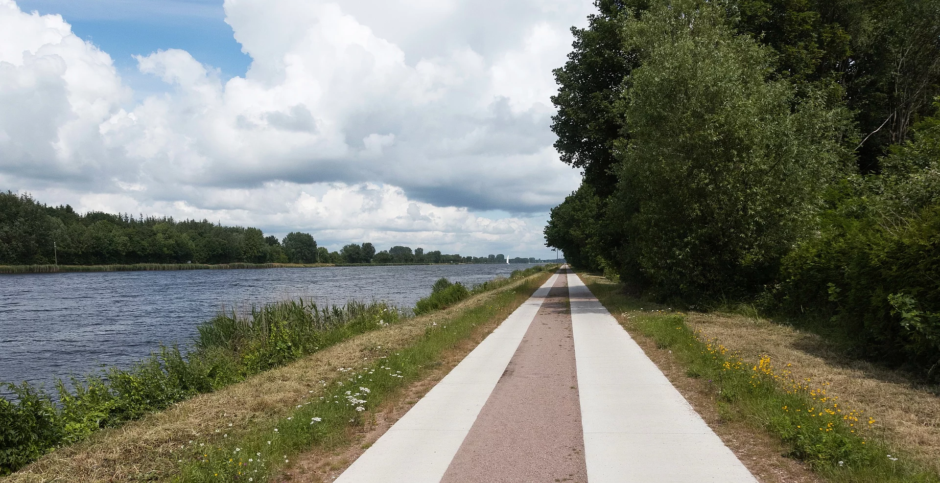 Weg am Ufer des Nord-Ostsee-Kanal