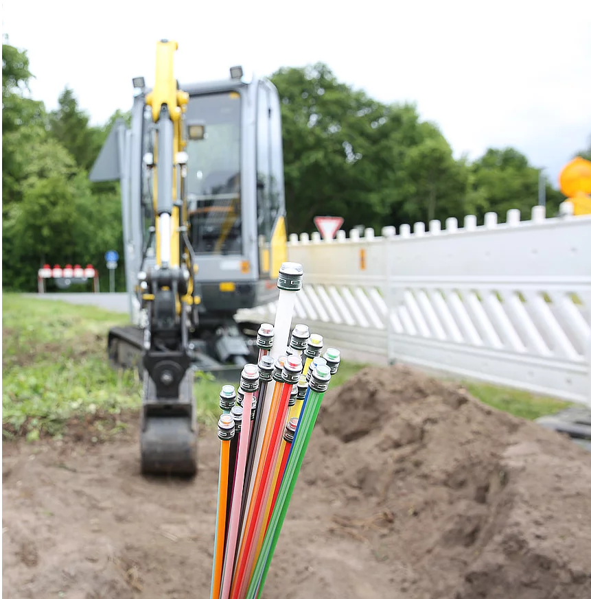 Bagger an einer Baustelle bei Ausbau des Glasfasernetz inkl. Glasfaserkabeln