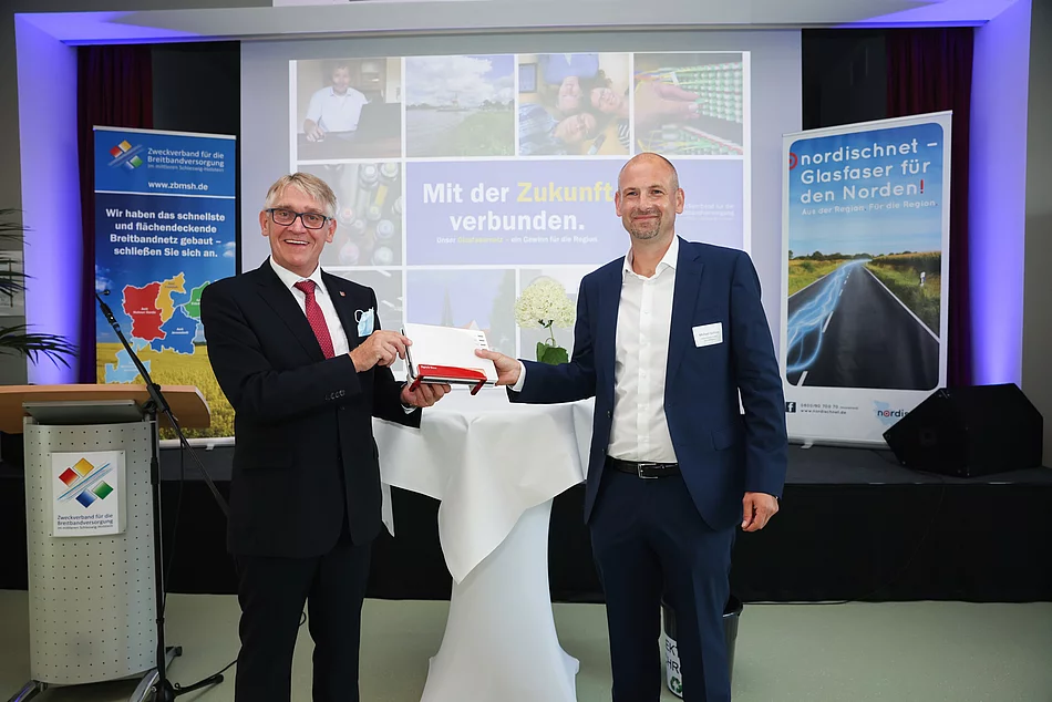 Feierliche Übergabe eines altes Modem auf der Abschlussveranstaltung