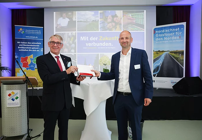 Feierliche Übergabe eines altes Modem auf der Abschlussveranstaltung