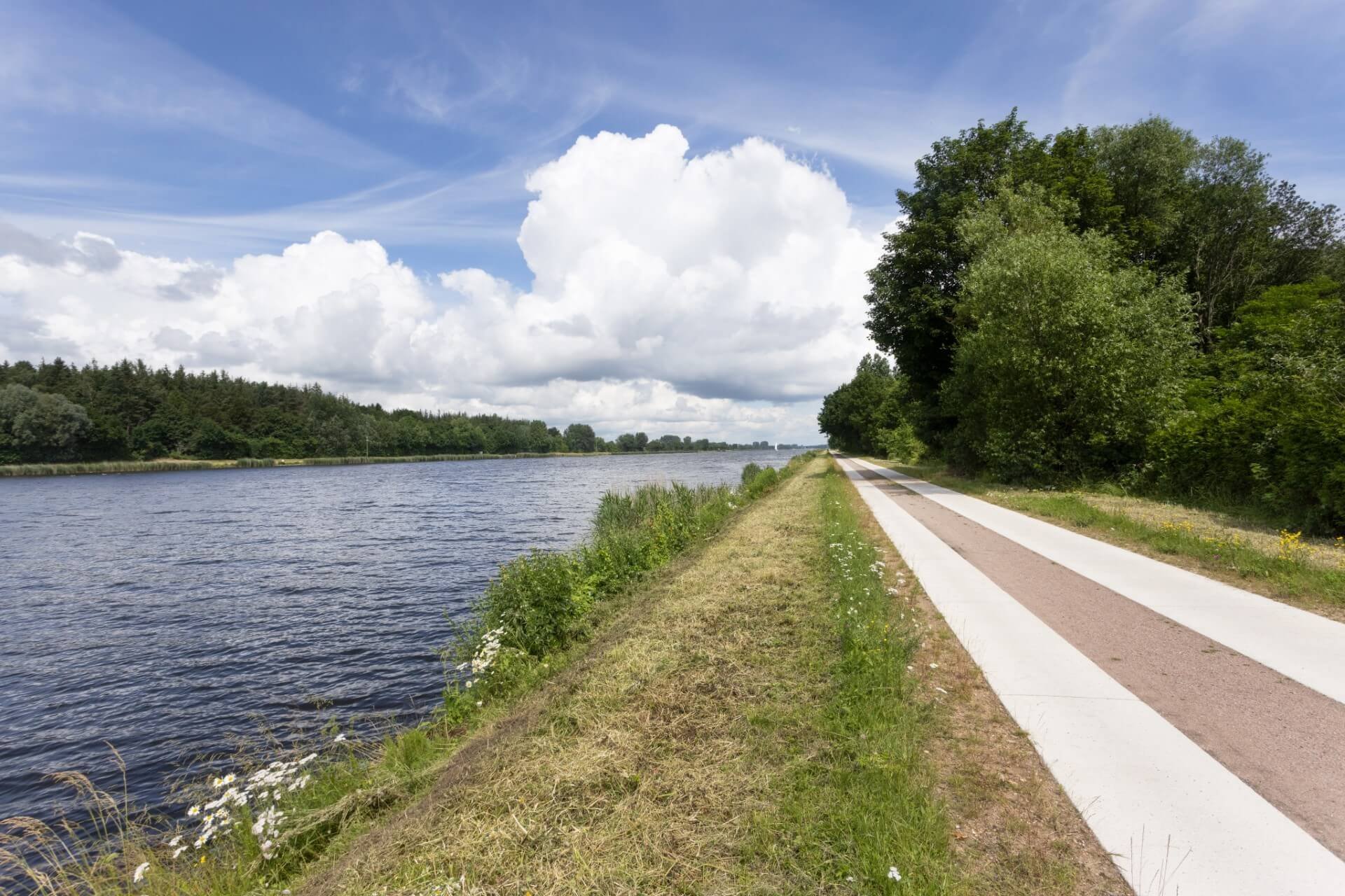 Weg am Ufer des Nord-Ostsee-Kanal