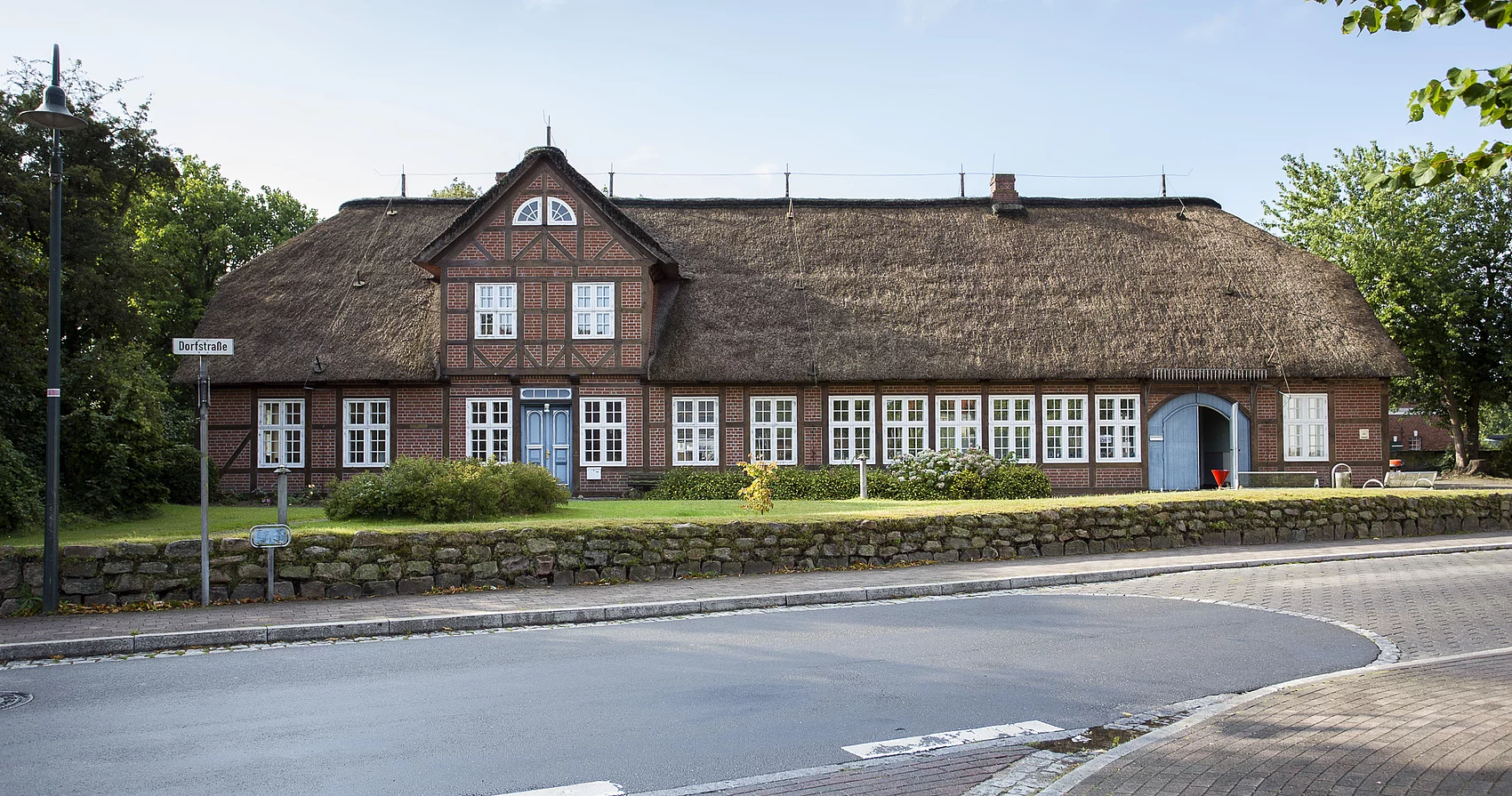 Altes, reetgedecktes Fachwerkhaus