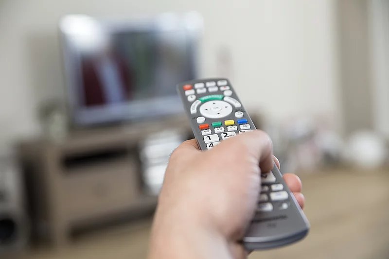 Fernbedienung und im Hintergrund ein TV-Gerät