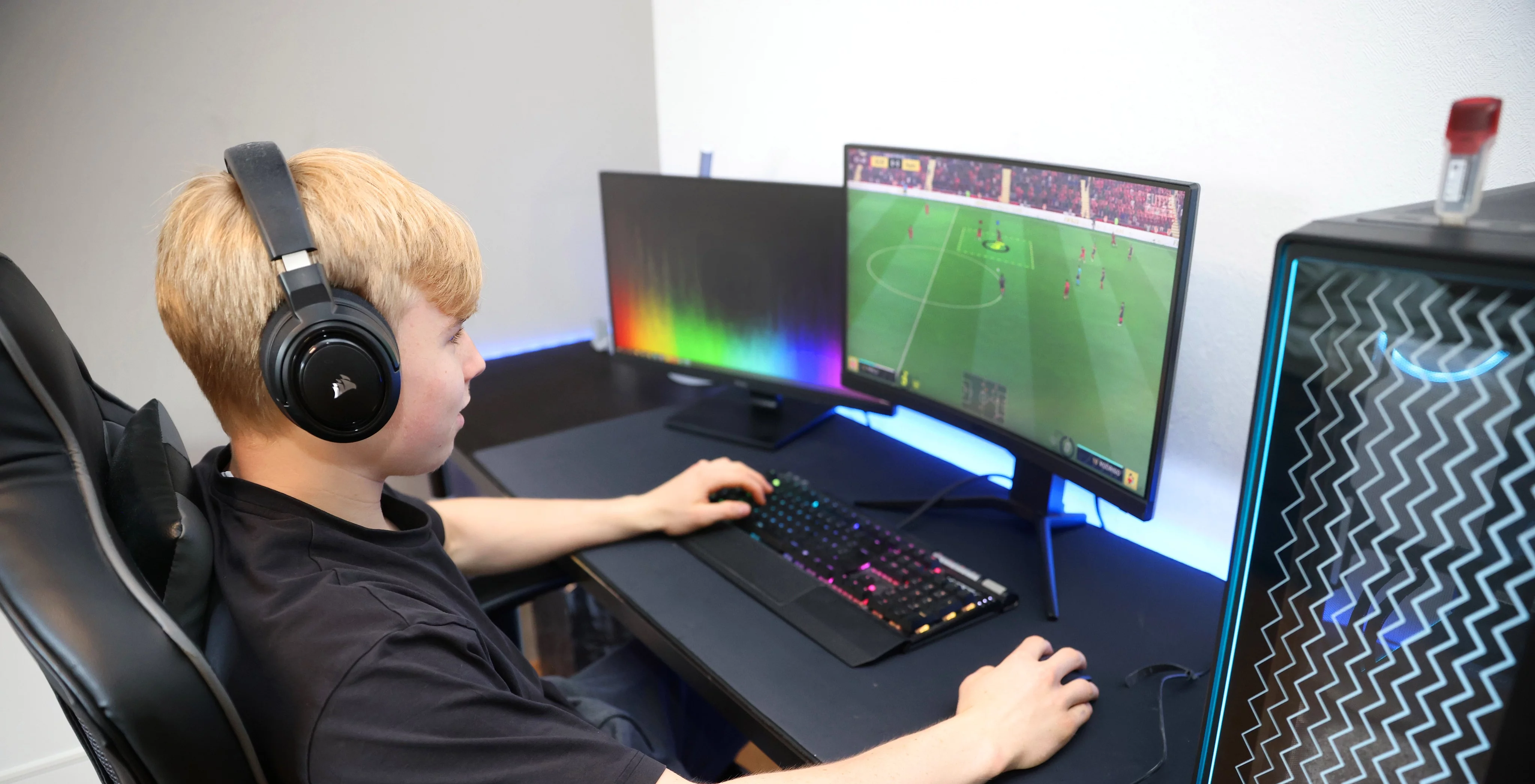 Junge beim Spielen am PC