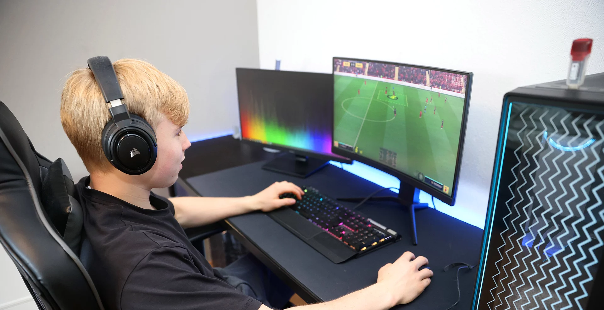 Junge beim Spielen am PC