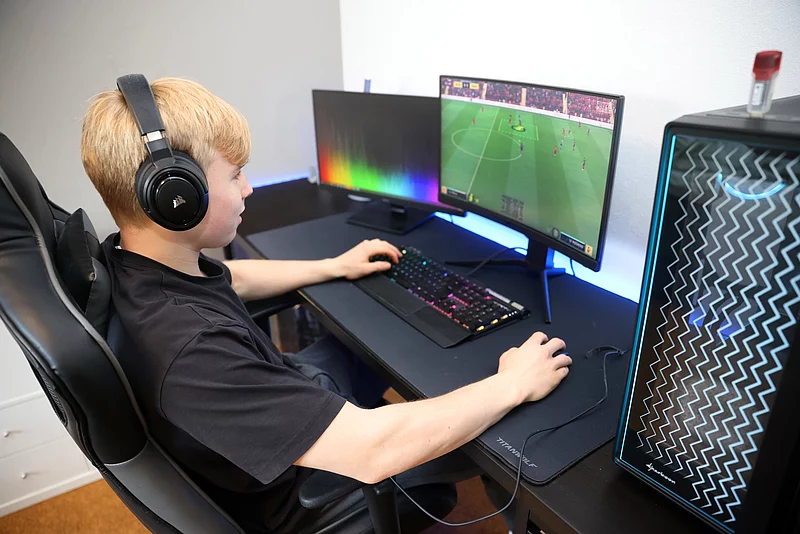 Junge beim Spielen am PC