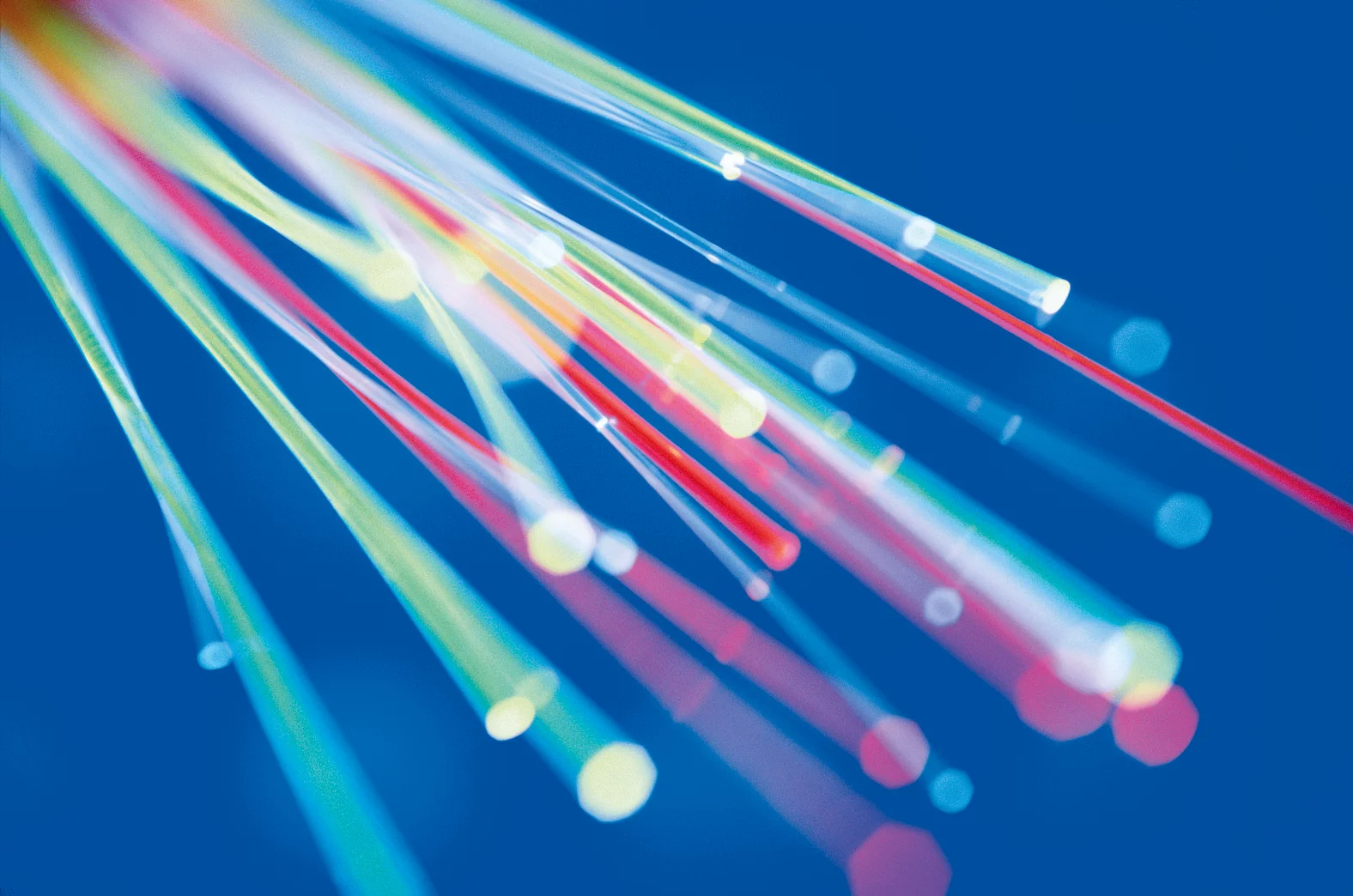 Glasfaserkabel auf blauen Hintergrund