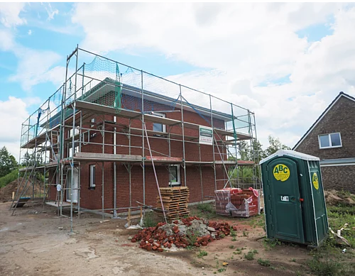 Foto eines Neubaus inkl. Baugerüst in einem Neubaugebiet