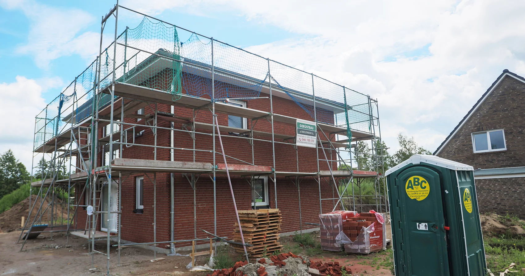 Foto eines Neubaus inkl. Baugerüst in einem Neubaugebiet
