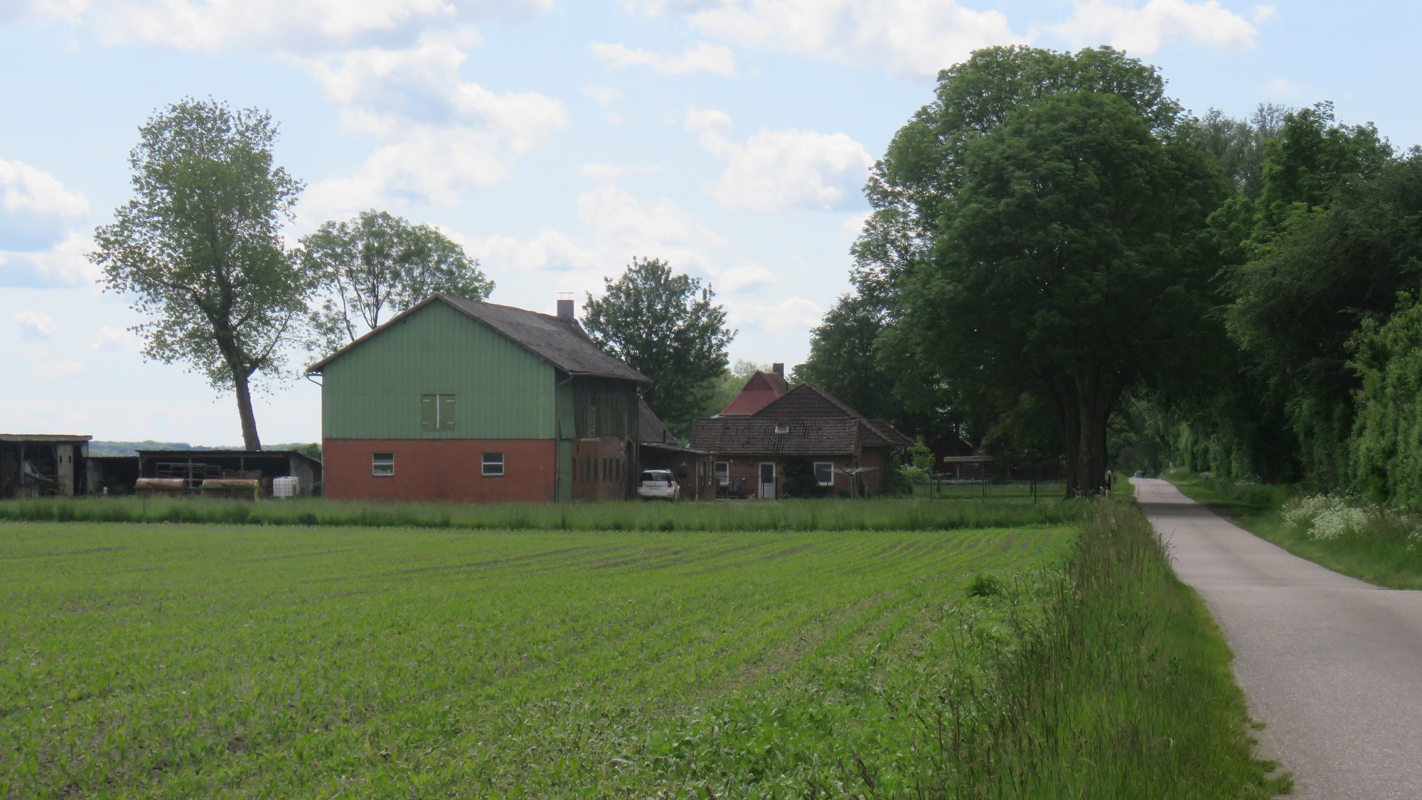 Landwirtschaftlicher Betrieb an einem einsamen Feldweg