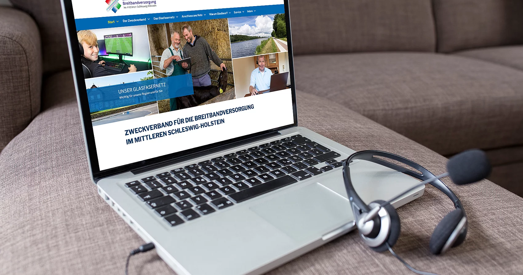 Laptop und Headset auf einer Couch