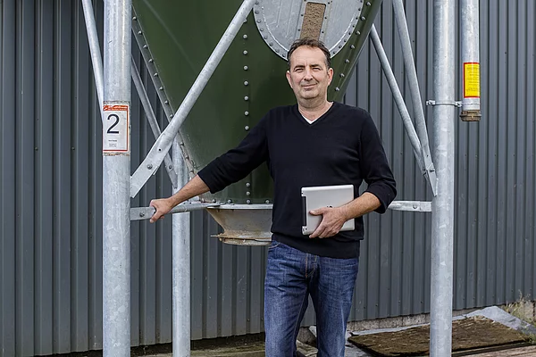 Landwirt vor einem Futtersilo