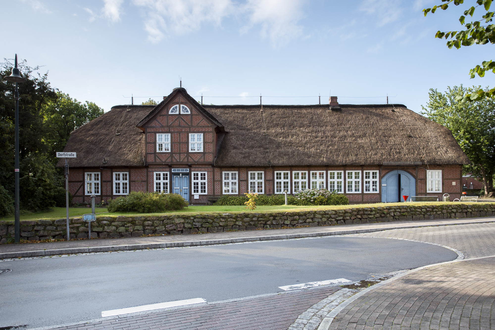 Altes, reetgedecktes Fachwerkhaus